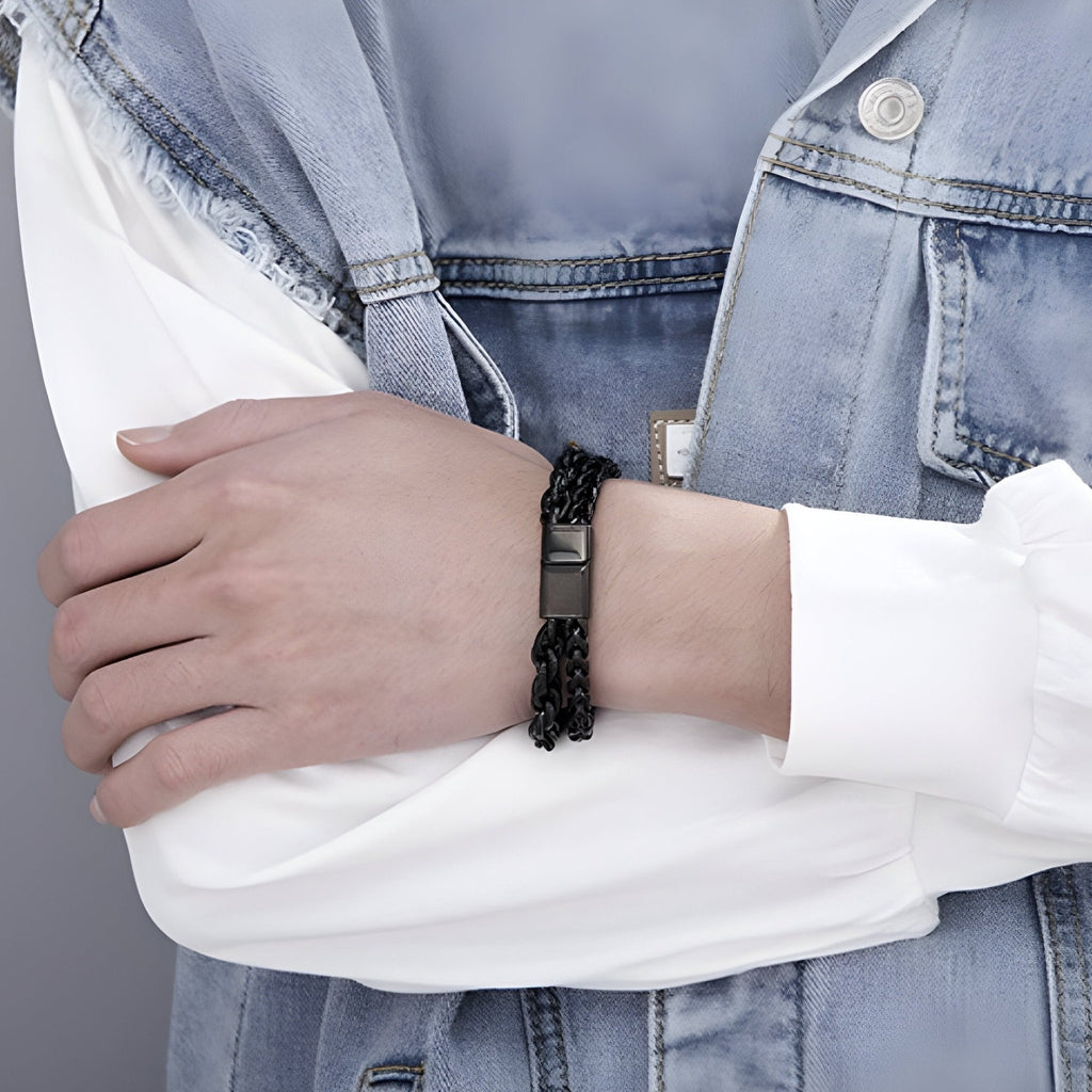 Bracelet homme double maille noir en acier inoxydable avec fermoir rectangulaire élégant.