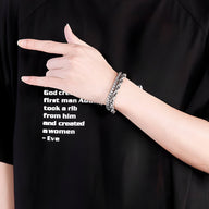 Bracelet homme acier inoxydable double maille argenté porté au poignet, style moderne et élégant.