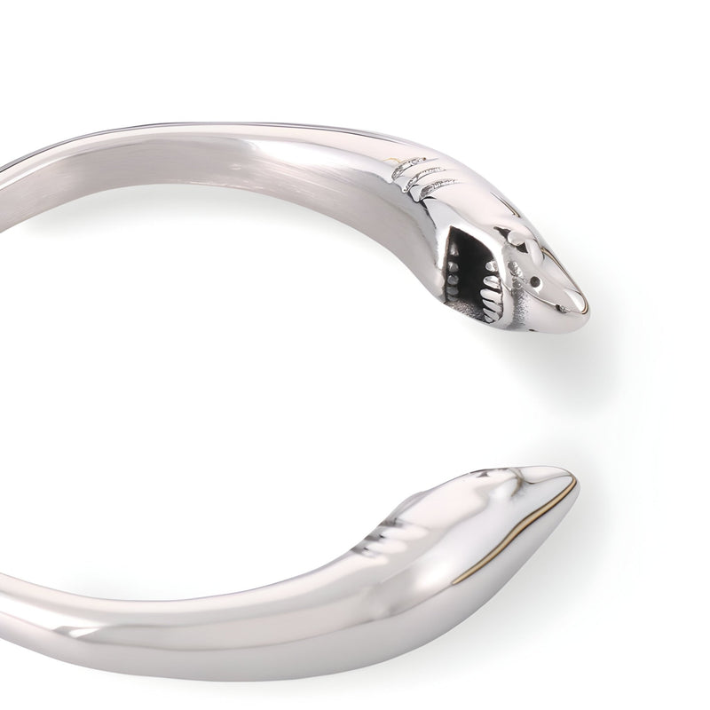 Bracelet argenté en acier inoxydable pour homme avec double têtes de requin sculptées.