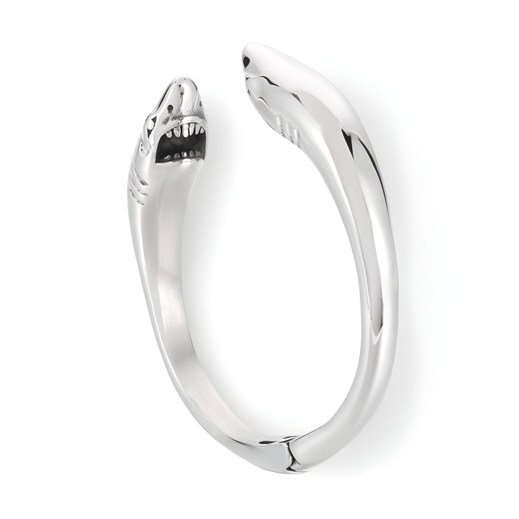 Bracelet en acier inoxydable argenté avec deux têtes de requin stylisées, finition brillante.