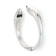 Bracelet en acier inoxydable argenté avec deux têtes de requin stylisées, finition brillante.