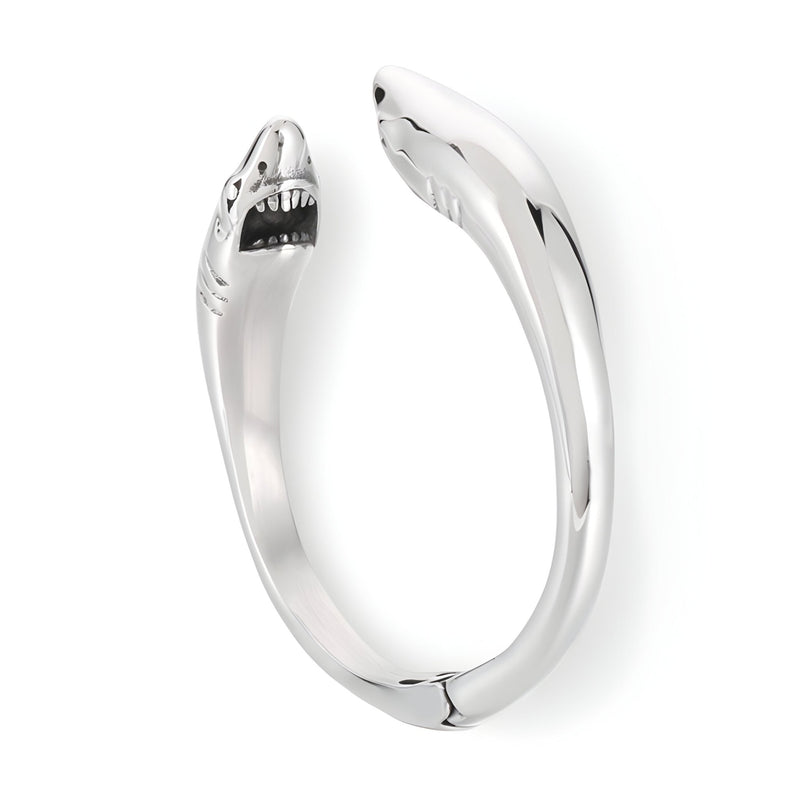 Bracelet en acier inoxydable argenté avec deux têtes de requin stylisées, finition brillante.