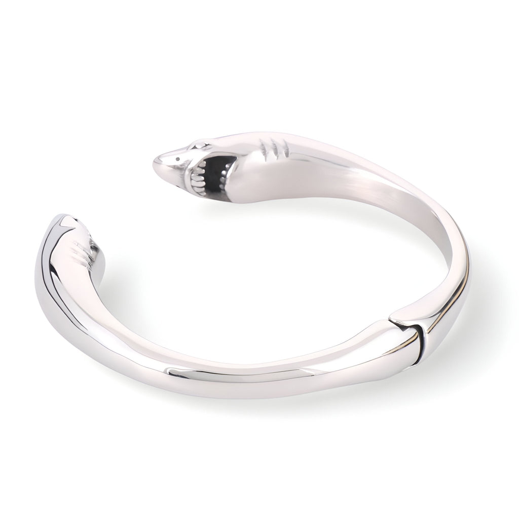 Bracelet en acier inoxydable argenté pour homme avec design double tête de requin ouvert.