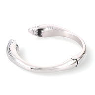 Bracelet en acier inoxydable argenté pour homme avec design double tête de requin ouvert.