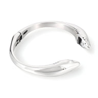 Bracelet en acier inoxydable argenté pour homme avec double tête de requin sculptée, design ouvert.
