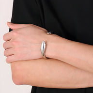 Bracelet en acier inoxydable argenté avec double têtes de requin, style ouvert pour homme.