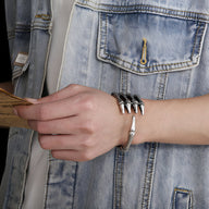 Bracelet homme acier inoxydable argent forme main de squelette griffes stylisées.