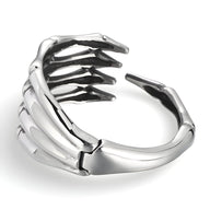 Bracelet argenté en acier inoxydable pour homme en forme de main de squelette articulée.