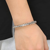 Bracelet homme en acier inoxydable argenté maille spiga fine modèle Milo sur poignet.