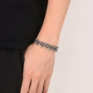 Bracelet homme en acier inoxydable argenté avec entrelacement de serpents, style robuste.