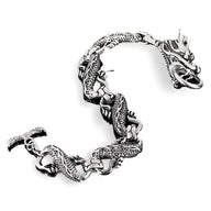 Bracelet homme en acier inoxydable argenté avec motif dragon sculpté détaillé.