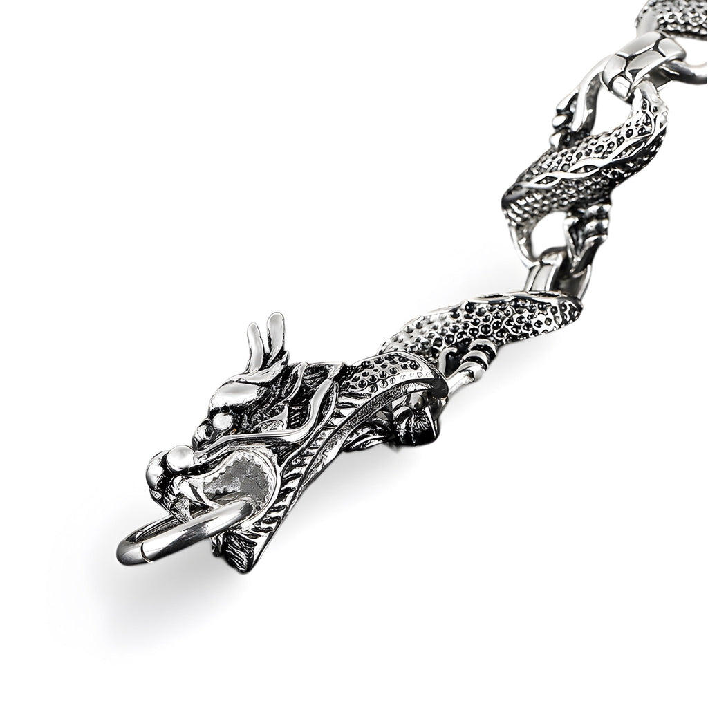 Bracelet homme en acier inoxydable argenté avec dragon sculpté détaillé en relief.