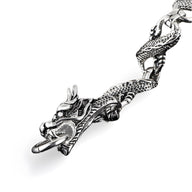 Bracelet homme en acier inoxydable argenté avec dragon sculpté détaillé en relief.