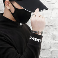 Bracelet en acier inoxydable argenté pour homme avec motif de dragon, style audacieux et moderne.