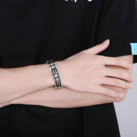 Bracelet homme noir en acier inoxydable avec incrustations de fils de fer, modèle Maxence.