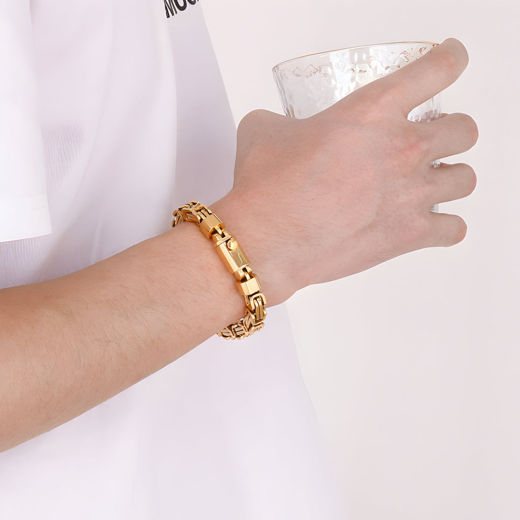 Bracelet homme en acier inoxydable doré, maille compacte et fermoir robuste.