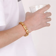 Bracelet homme en acier inoxydable doré, maille compacte et fermoir robuste.