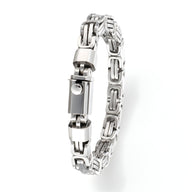 Bracelet homme en acier inoxydable argenté, maille compacte et fermoir rectangulaire moderne.