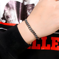 Bracelet homme maille cubaine en acier inoxydable gris, style épuré et masculin.