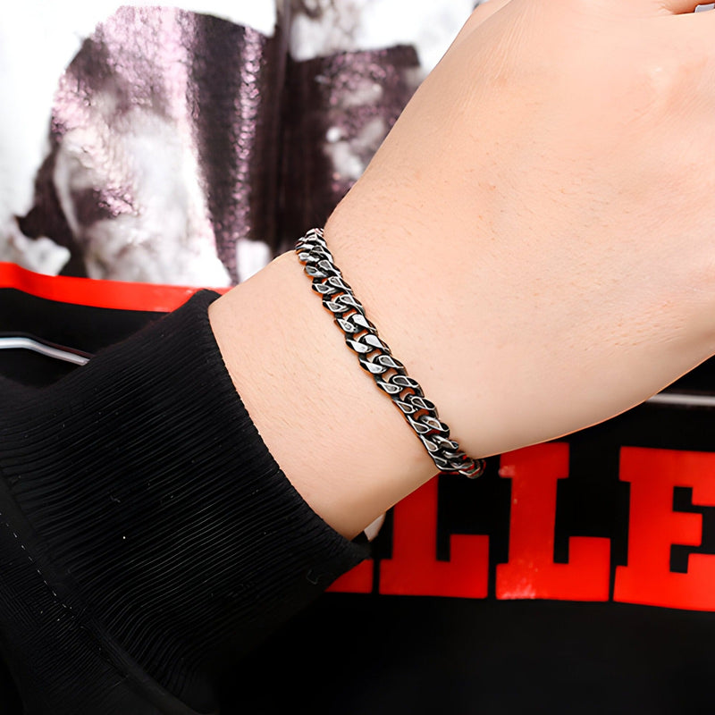 Bracelet homme maille cubaine en acier inoxydable gris, style épuré et masculin.
