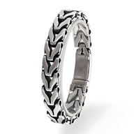 Bracelet homme en acier inoxydable argenté avec maille spiga élégante et fermoir intégré.