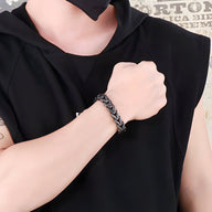 Bracelet homme en acier inoxydable noir à maille spiga serrée, style moderne.