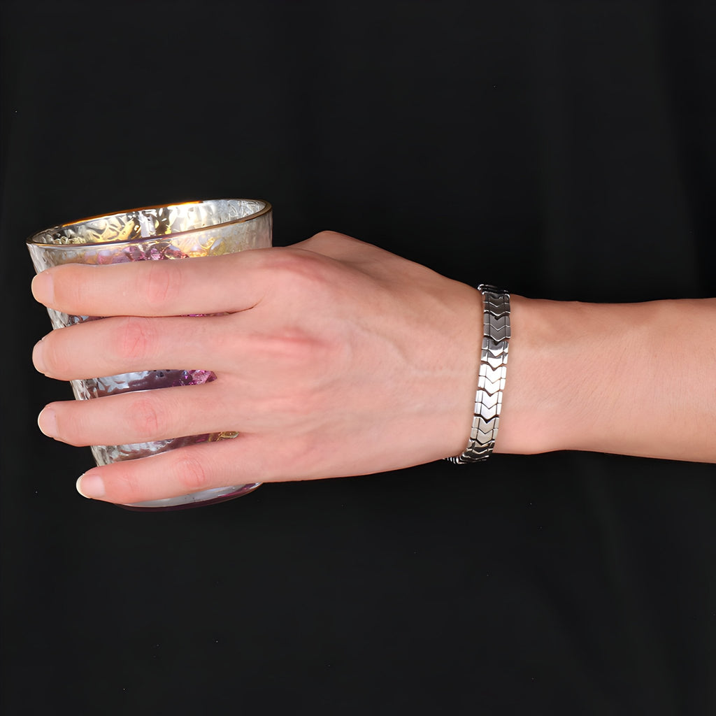 Bracelet en acier inoxydable argenté pour homme à maille spiga fine, style moderne</textarea>.