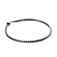 Bracelet en acier inoxydable argenté pour homme avec maille vénitienne fine et fermoir sécurisé.