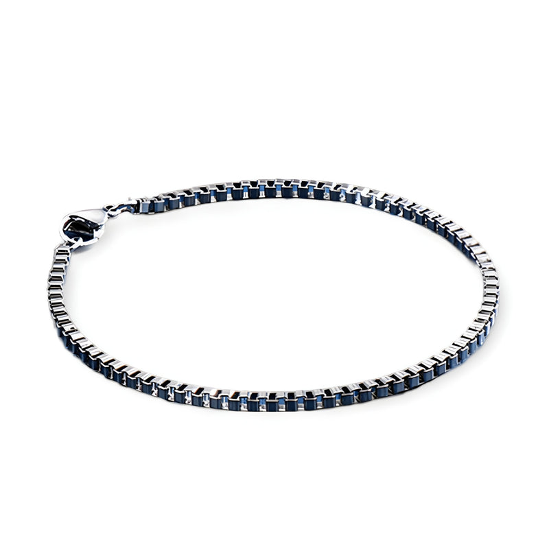 Bracelet en acier inoxydable argenté pour homme avec maille vénitienne fine et fermoir sécurisé.