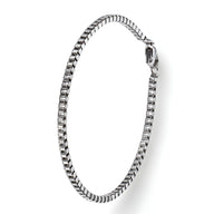 Bracelet homme en acier inoxydable argenté à maille vénitienne fine avec fermoir sécurisé.