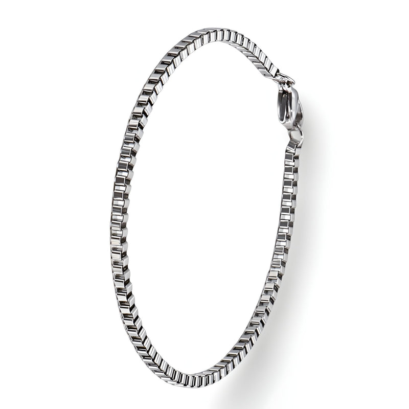 Bracelet homme en acier inoxydable argenté à maille vénitienne fine avec fermoir sécurisé.