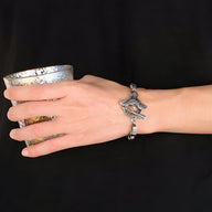 Bracelet en acier inoxydable argenté pour homme avec motif aigle gravé, style robuste et masculin.