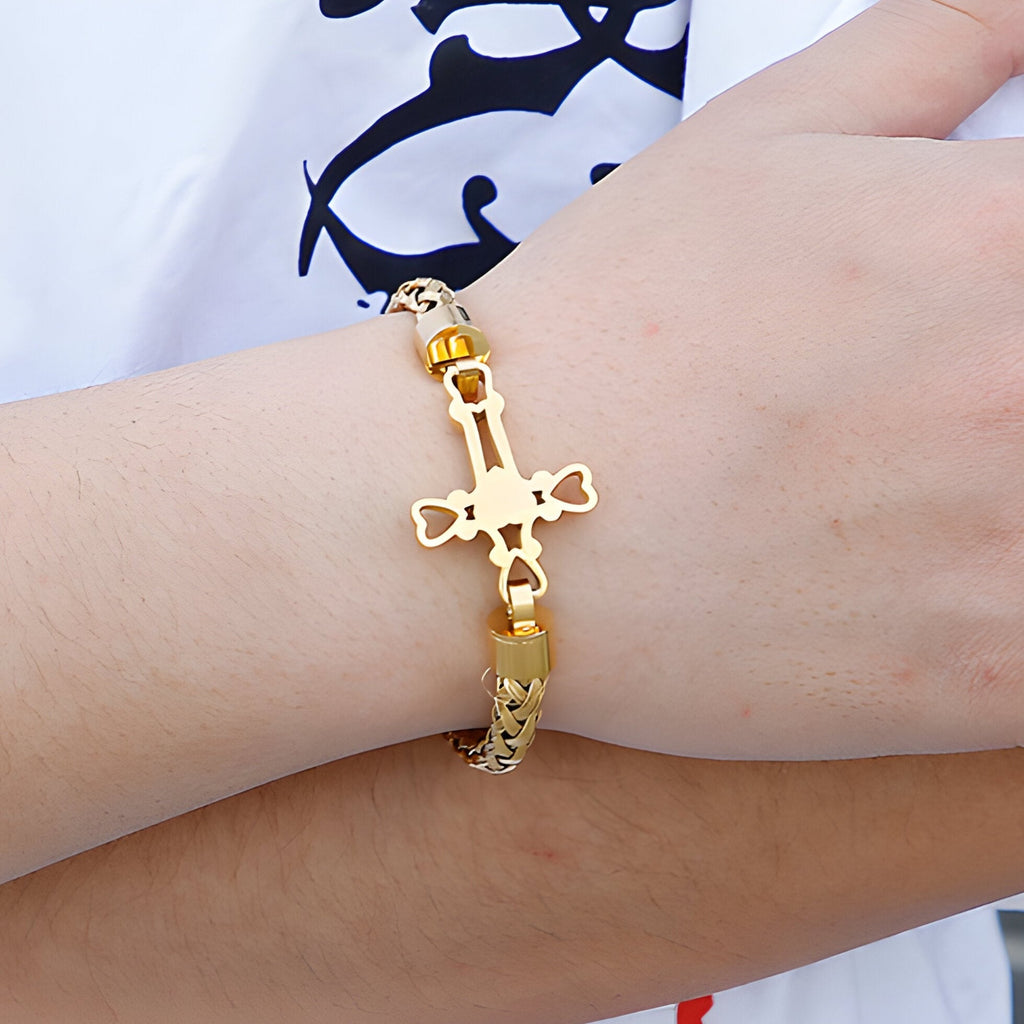 Bracelet homme en acier inoxydable doré avec motif croix stylisée et chaînes fines.