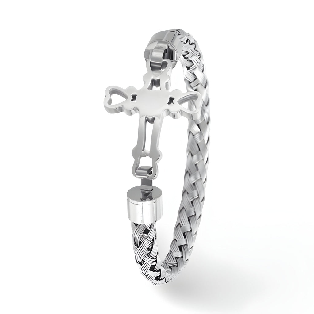 Bracelet homme en acier inoxydable argenté avec chaîne tressée et croix centrale ajourée.