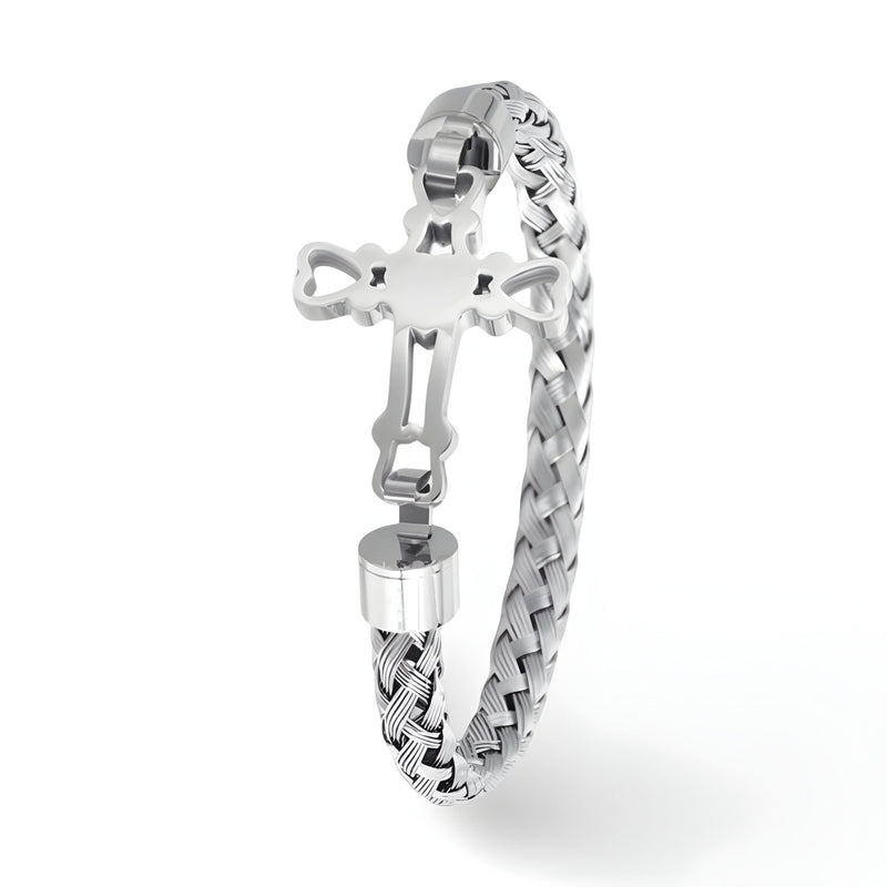 Bracelet homme en acier inoxydable argenté avec chaîne tressée et croix centrale ajourée.
