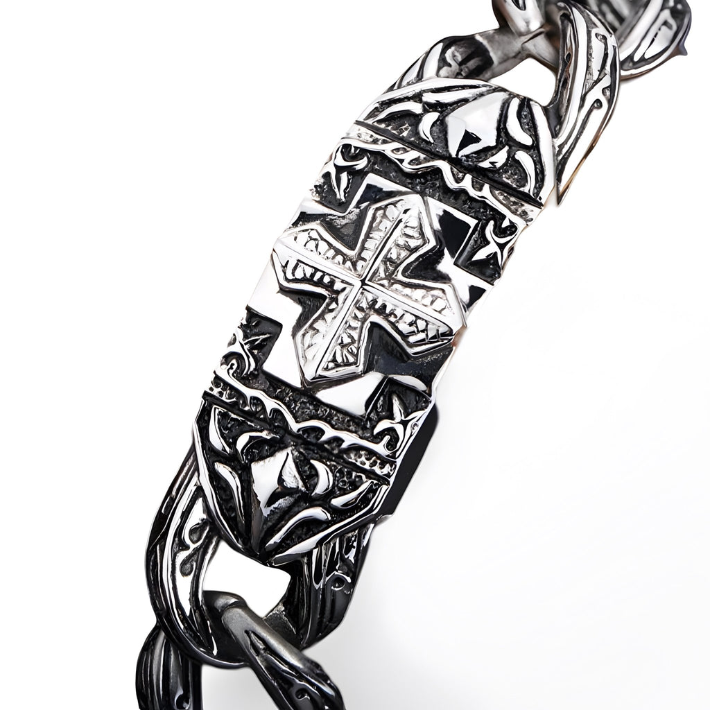 Bracelet homme en acier inoxydable argenté avec motifs celtiques et croix détaillée.