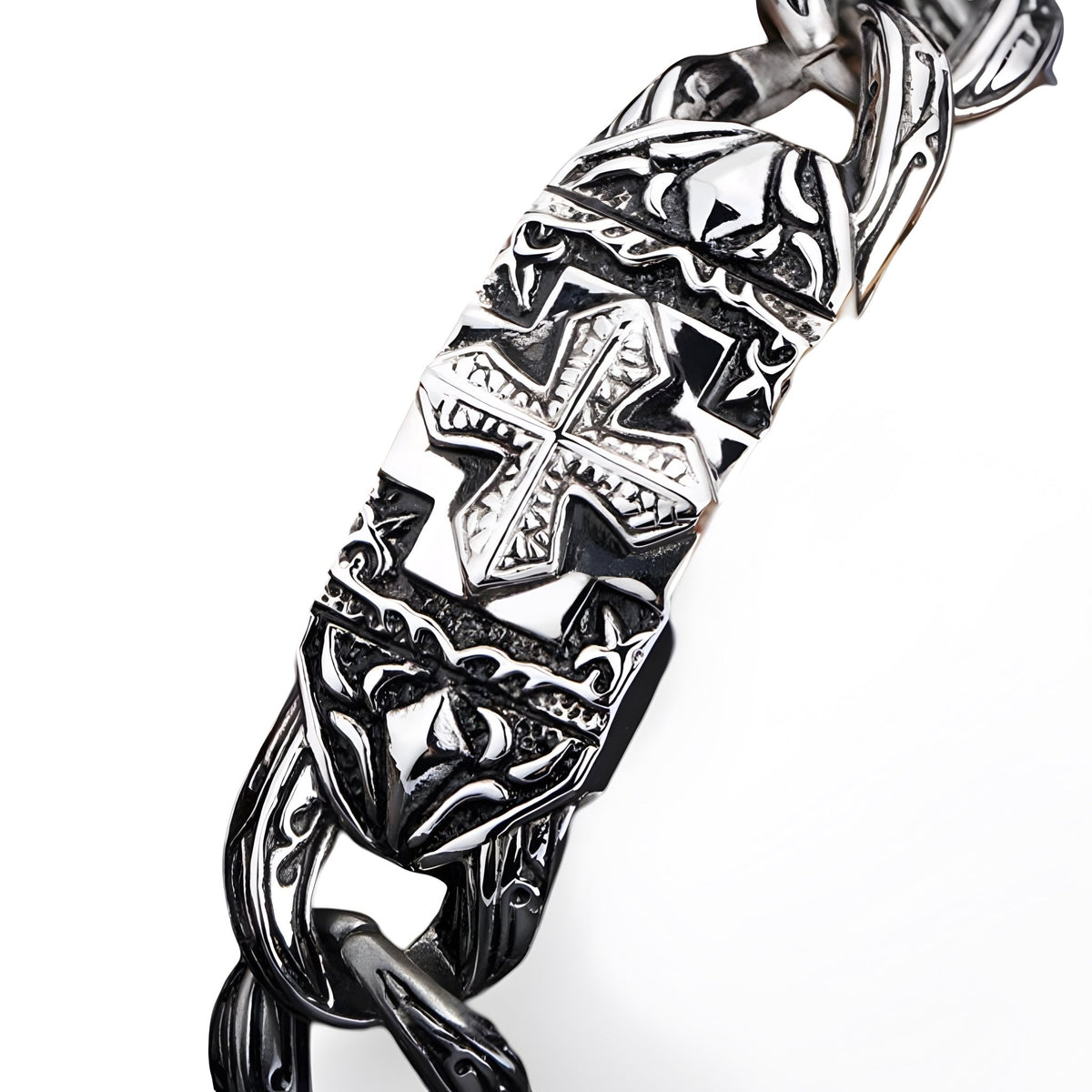 Bracelet homme en acier inoxydable argenté avec motifs celtiques et croix détaillée.