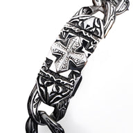 Bracelet homme en acier inoxydable argenté avec motifs celtiques et croix détaillée.