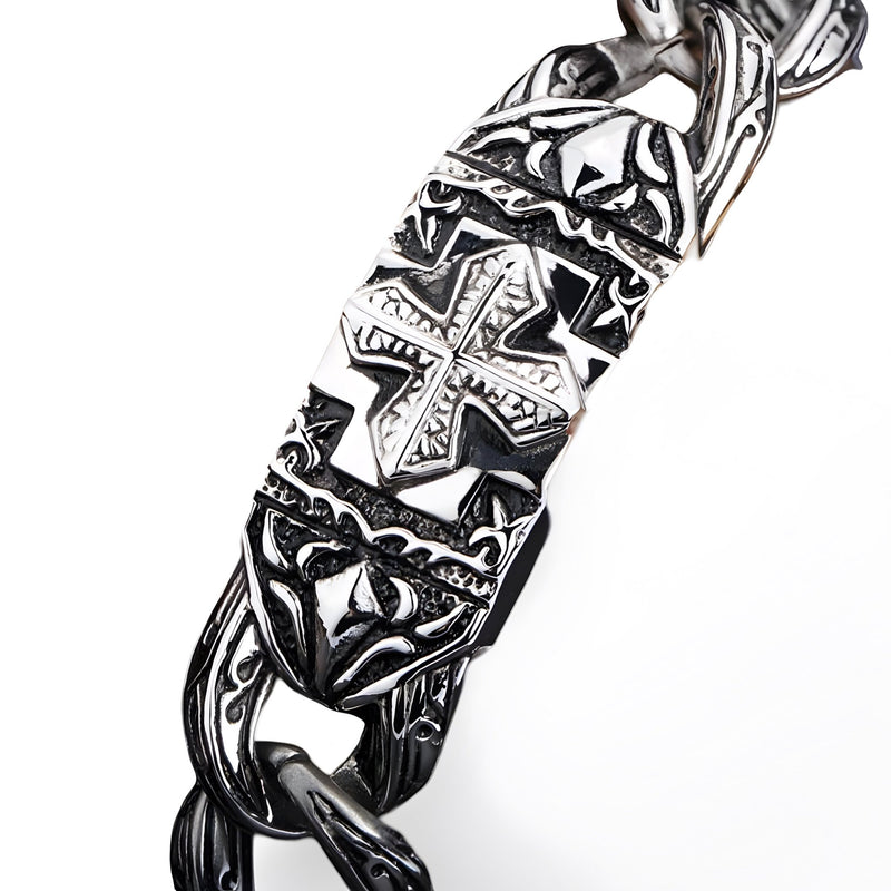 Bracelet homme en acier inoxydable argenté avec motifs celtiques et croix détaillée.