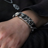 Bracelet homme en acier inoxydable argent avec motifs celtiques et croix gravée.