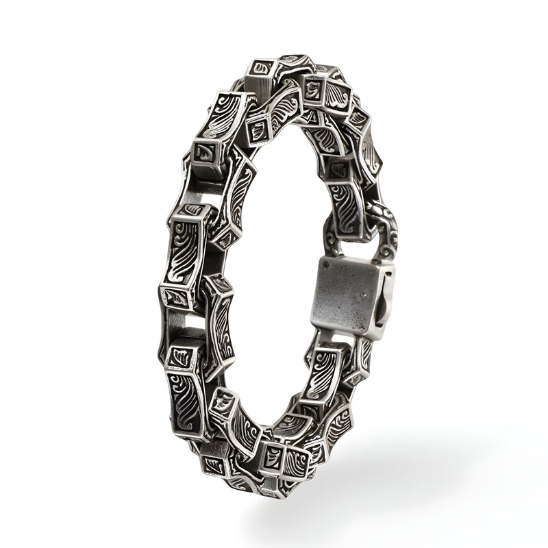 Bracelet homme en acier inoxydable argenté avec motifs celtiques gravés et fermoir carré.