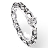 Bracelet en acier inoxydable argenté pour homme avec motifs égyptiens et tête de fauve sculptée.