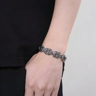 Bracelet acier inoxydable argenté pour homme avec motifs noeuds celtiques entrelacés.