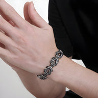 Bracelet homme en acier inoxydable argenté avec motifs de nœuds celtiques entrelacés.