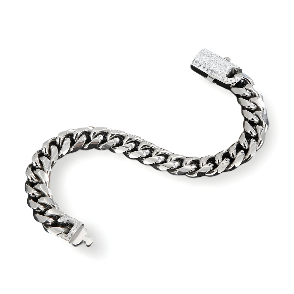 Bracelet homme en acier inoxydable argenté avec maillons larges et strass sertis sur le fermoir.
