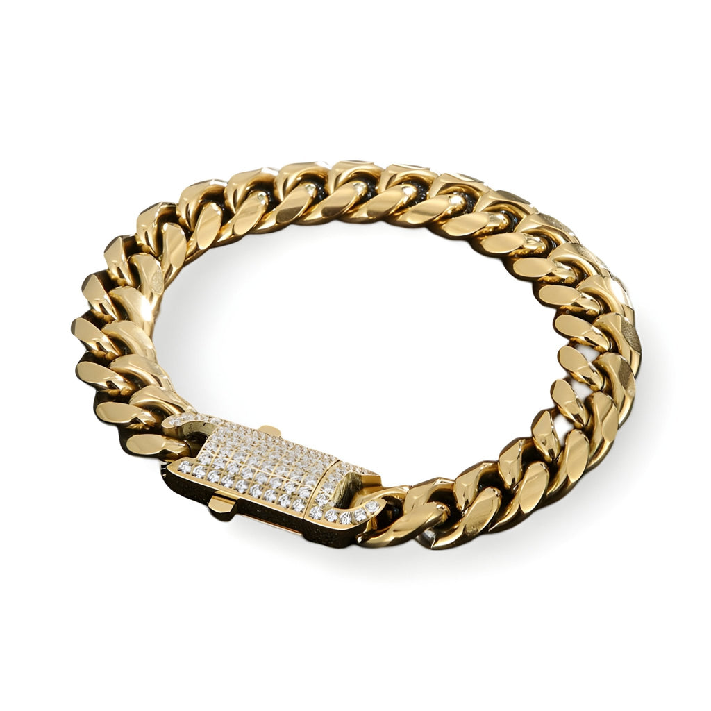 Bracelet homme en acier inoxydable doré à maillons larges, fermoir pavé de strass blancs.