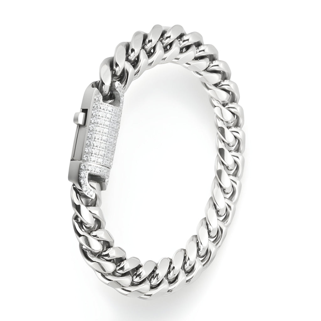 Bracelet en acier inoxydable argenté pour homme avec maillons larges et détail serti de strass sur la fermeture.