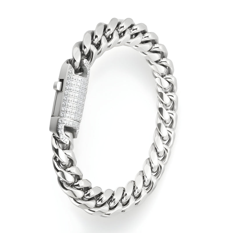 Bracelet en acier inoxydable argenté pour homme avec maillons larges et détail serti de strass sur la fermeture.