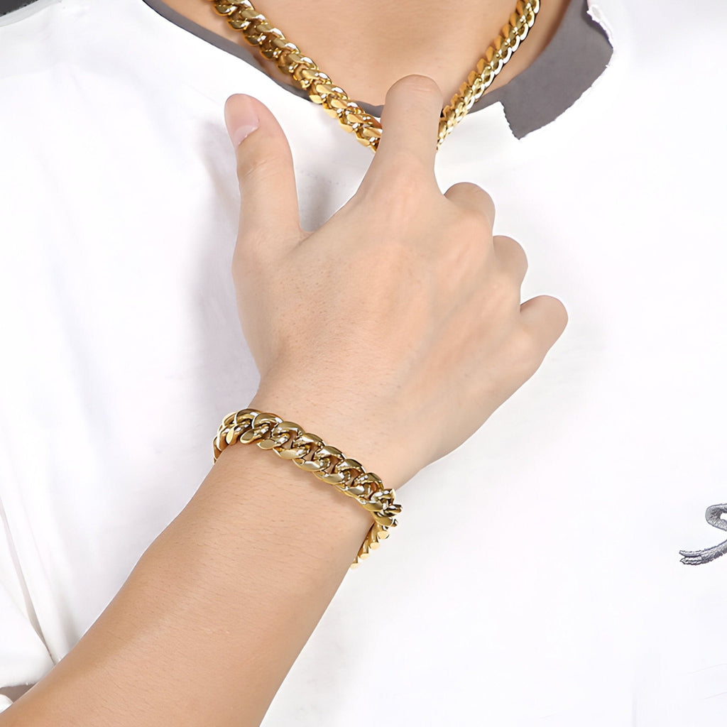 Bracelet homme en acier inoxydable doré avec maillons larges et petits strass brillants.