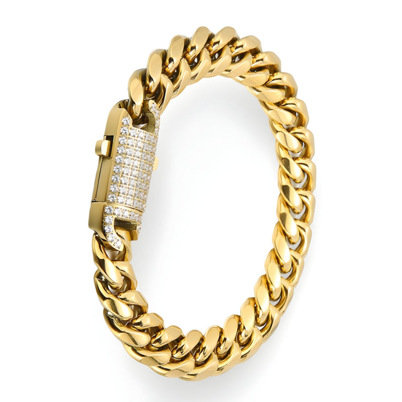 Bracelet homme en acier inoxydable doré avec maillons larges et fermoir orné de strass blancs.